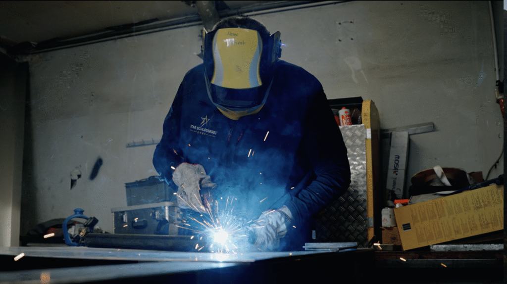 Schweißer bei der Arbeit in Werkstatt