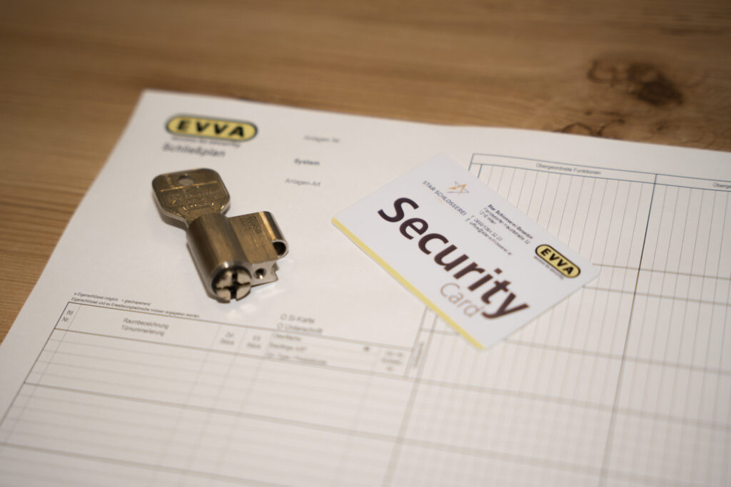 Schlüssel und Sicherheitskarte auf Formular