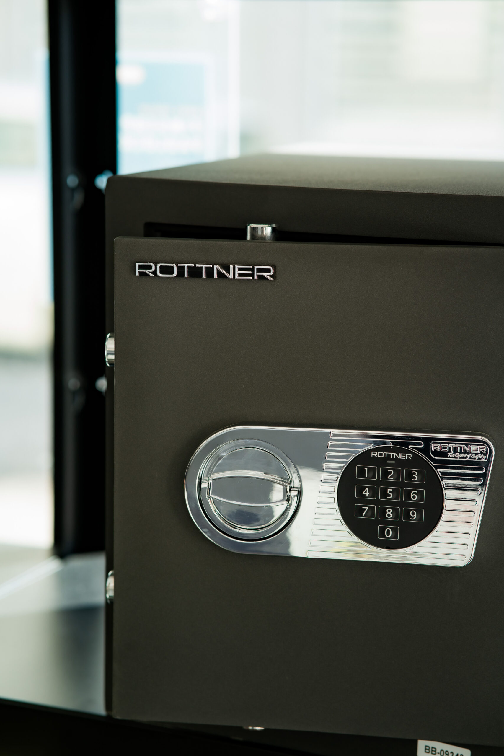 Schwarzer Tresor mit elektronischem Zahlenschloss.